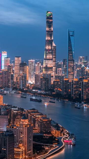 Оживленный ночной вид Шанхая с высоты птичьего полета