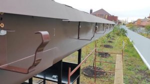 Как правильно прикрутить кронштейны для водосточного жёлоба.