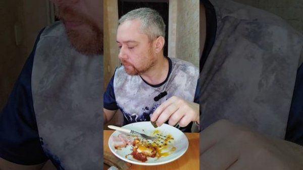 Мукбанг. Ответы на вопросы. Жареная картошка с луком, томатом и яйцами. Еда на камеру.