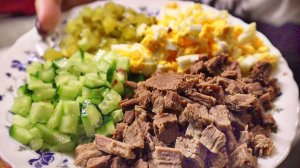 Всего четыре ингредиента и вкуснейший салат к любому празднику готов.