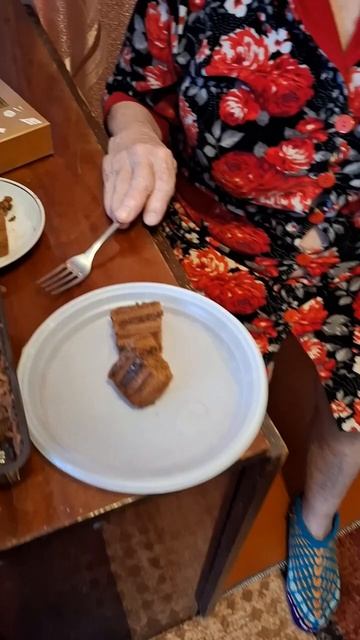 ВЫПУСКНИКИ ПОДАРИЛИ МАМЕ