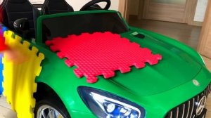 Маленький Марк катается на машинках - детские истории