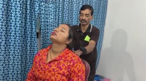 Глубокий массаж головы и тела и постукивающие звуки от индийского уличного парикмахера