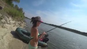 ВОТ ЭТО РЫБАЛКА С НОЧЕВКОЙ НА ОСТРОВЕ С ЖЕНОЙ. Рыбалка 2025. Ловля сазана на жмых.