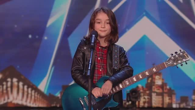 Джозеф Шеппард ЗАЖИГАЕТ на сцене. Поет и играет на гитаре рок. # дети # гитара # рок # сцена # игра смотреть онлайн