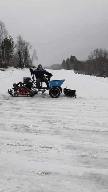Больше не убираю снег лопатой! Поставил гусеницы Крутец на мотоблок. Результат в видео смотреть онлайн