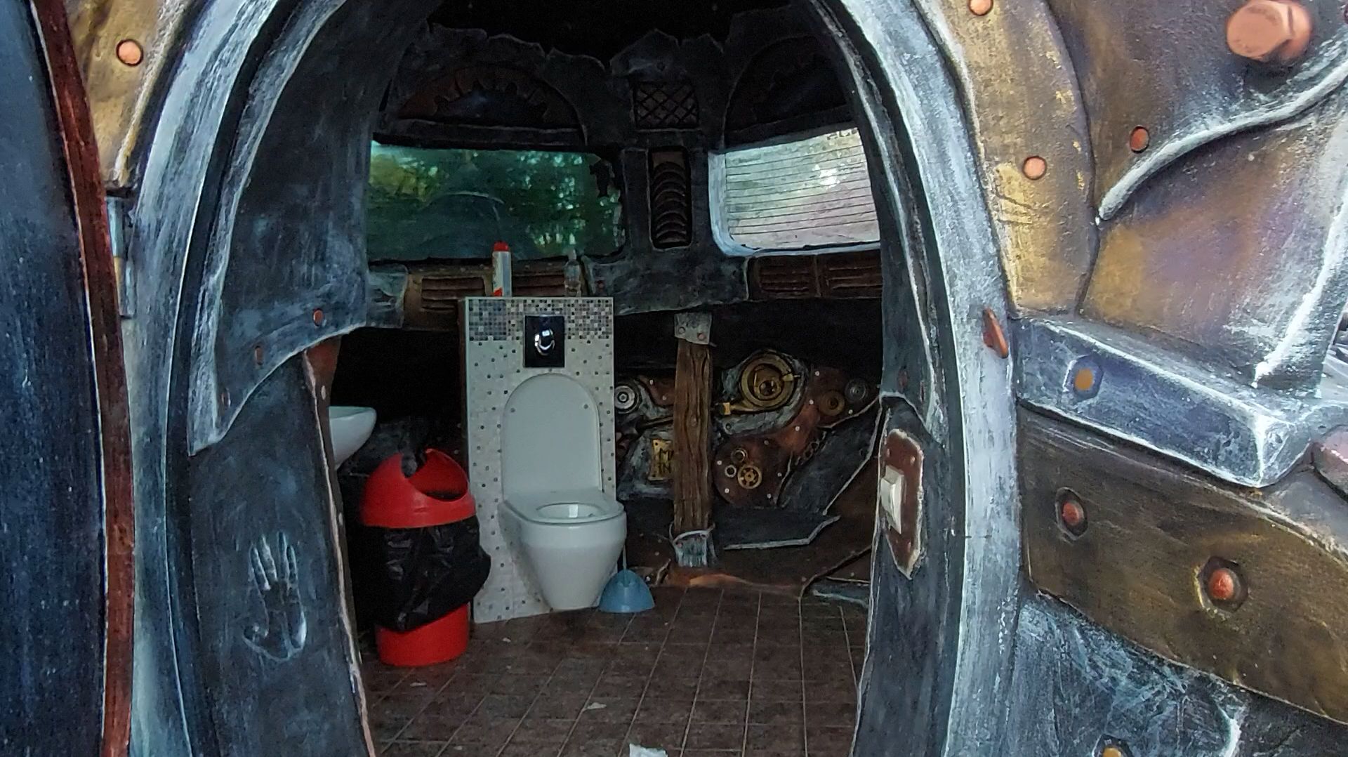 оформление дачи  забор из  арт бетона.туалет современный летающая тарелка.как  было  и  как  стало.