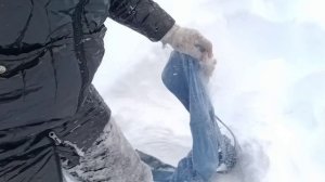 Нашу горку засыпало снегом🤦😂. Так что катаемся в сугробе, потом греемся у печки