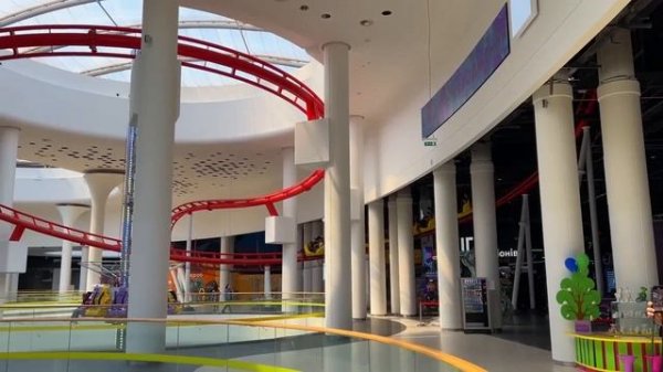 Марк и мама находят автомобильную головоломку в парке развлечений