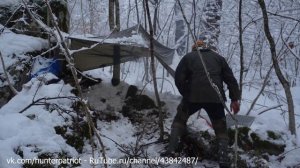 🌨️🌬 Пережить зиму в течение 3 дней в одиночестве 🔥Под упавшим деревом, укрывшись только брезентом