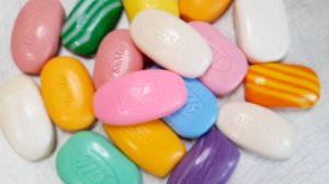 АСМР ШУРШАНИЕ. РАСКЛАДЫВАЮ КРАСОЧНОЕ МЫЛО! ШЕЛЕСТ И ШУРШАНИЕ БУМАЖНЫХ ОБЕРТОК.