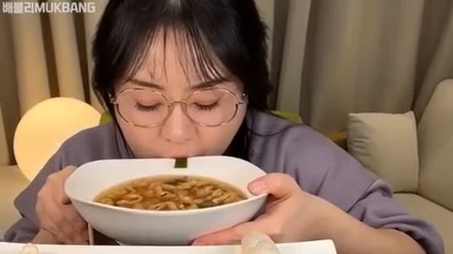 Мукбанг суши и удон Еда на камеру смотреть онлайн