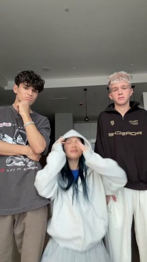 кто-то тут точно лишний🧐