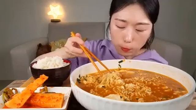 Мукбанг лапша с мягким тофу и кимчхи Еда на камеру смотреть онлайн