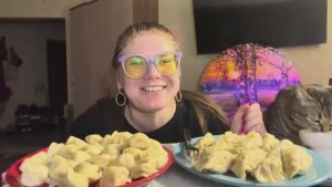 МУКБАНГ ПЕЛЬМЕНИ ДАМПЛИНГИ С КОТОМ КУЗЕЙ