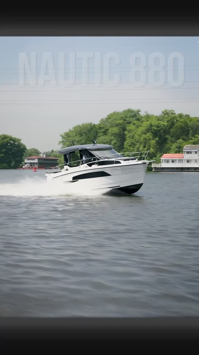 Продающий видеоролик: Nautic 880 на волне + замедленная съемка смотреть онлайн
