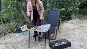Девушка занимается одиночной рыбалкой на карпа с ночевкой _ Расслабляющие звуки природы