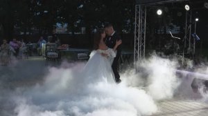 Красивый постановочный первый танец молодожён.