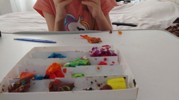 леплю русалочку из пластилина