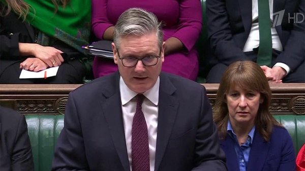 Британскому премьеру грозит отставка из-за материалов по делу Эпштейна.