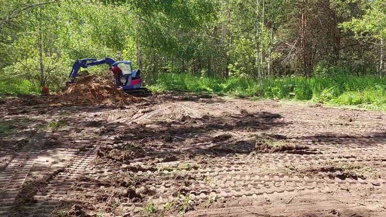 Корчевание корней. Выравнивание участка.