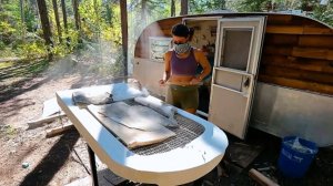 Молодая девушка восстанавливает старый кемпер прицеп, невероятная работа.