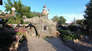 альпийская горка  в  виде  домика из  арт бетона. идеи  эскизы сказочных домиков.