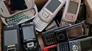 Открываю коробку с ретро телефонами