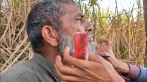 Уличный парикмахер делает массаж головы ASMR на обочине дороги. Осторожно - Индия!