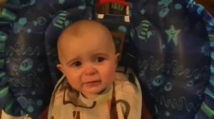 Малыш плачет, когда мама поет грустную песню. Грустный малыш