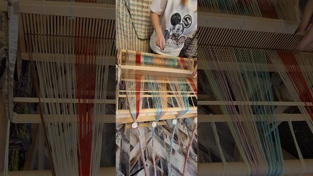 Видео 6 Как накручивать основу на вал навоя с помощью бутылок. Пошагово.