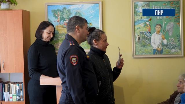 Полицейские ЛНР выдали паспорта гражданина России 39-ти эвакуированным из Северска мирным жителям