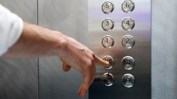 Лифт взлетел на 17‑й этаж: как кабина подъемника едва не убила человека внутри