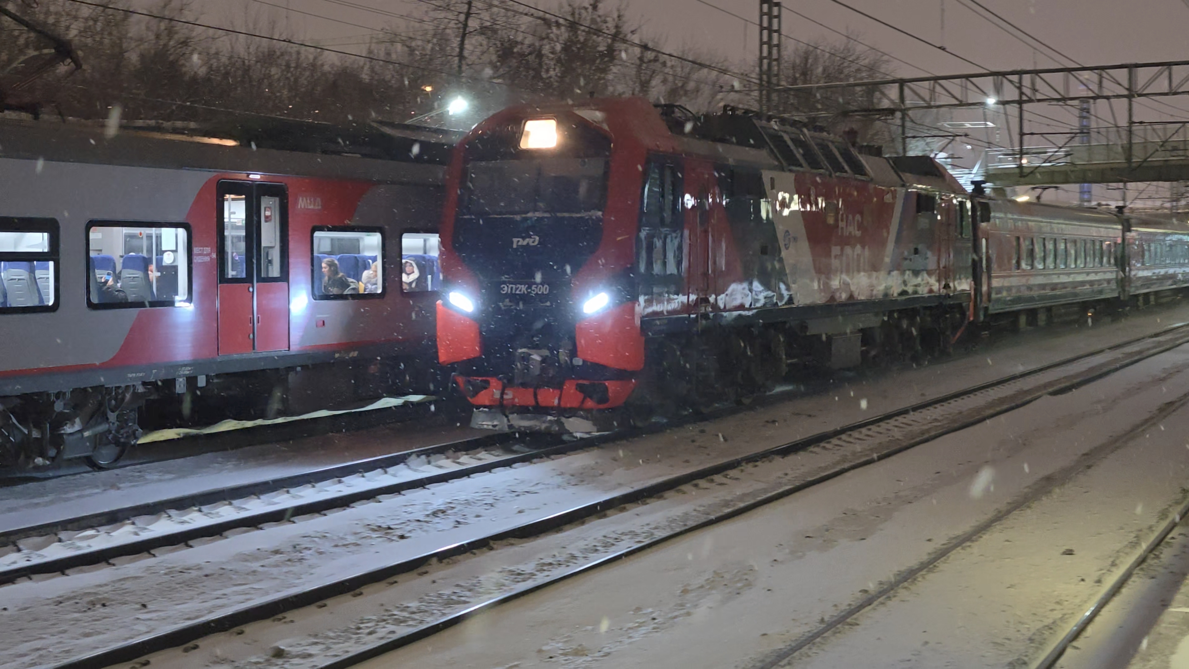 отправление ЭС2Г-127 и ЭП2К-500 "нас 500" покатил в Великий Новгород поезд №42 смотреть онлайн