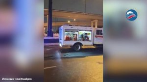 Трагедия на МКАД: Mercedes рухнул с эстакады, 2 человека погибли