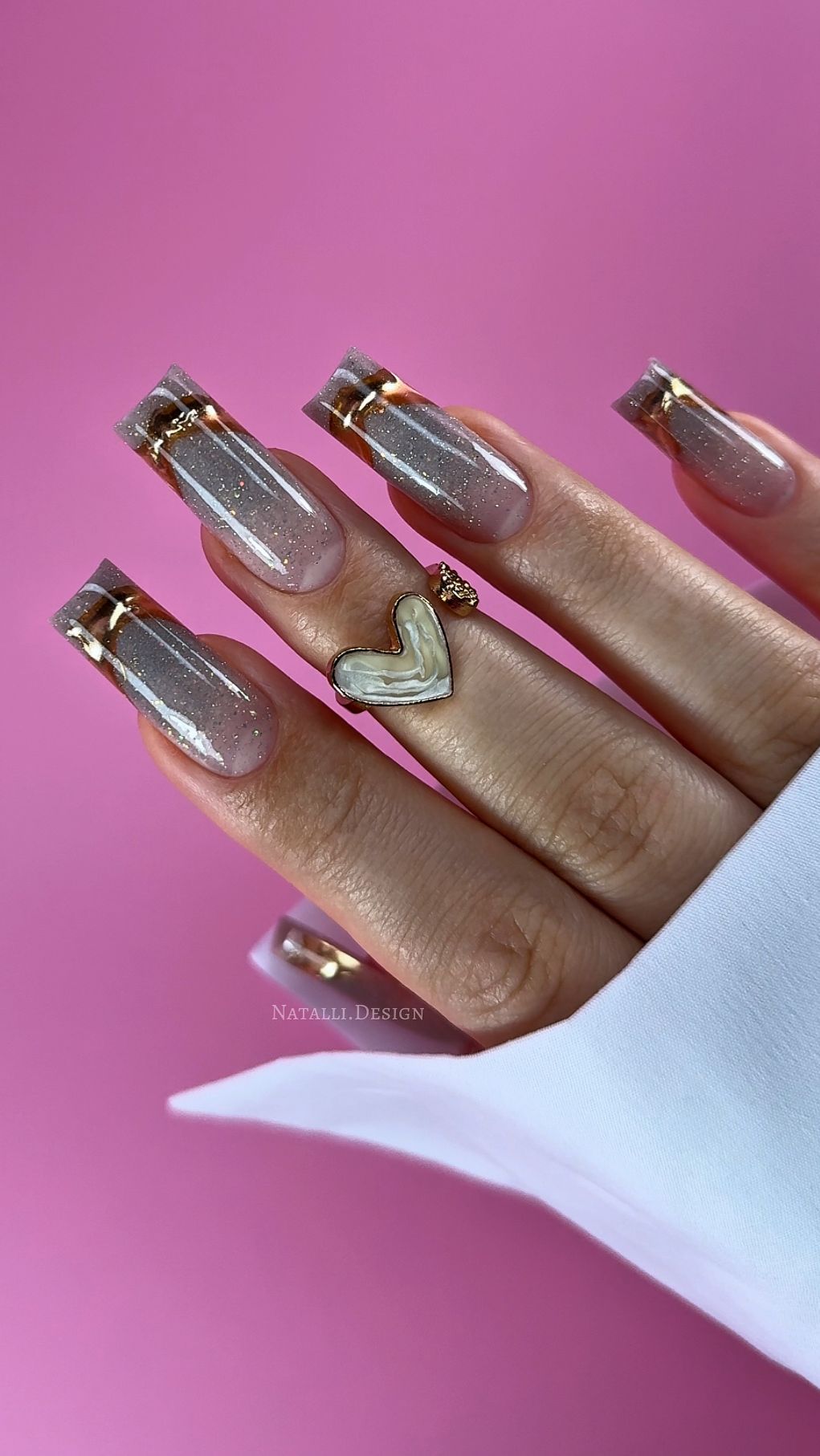 МК Трендовый френч с золотой втиркой и сверкающим гелем UNO. Наращивание на верхние формы.