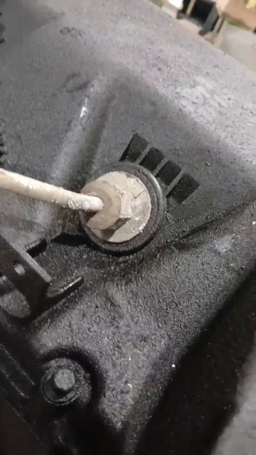 Замена прокладки клапанной крышки Iveco устранение течи масла в грузовом автосервисе ATG