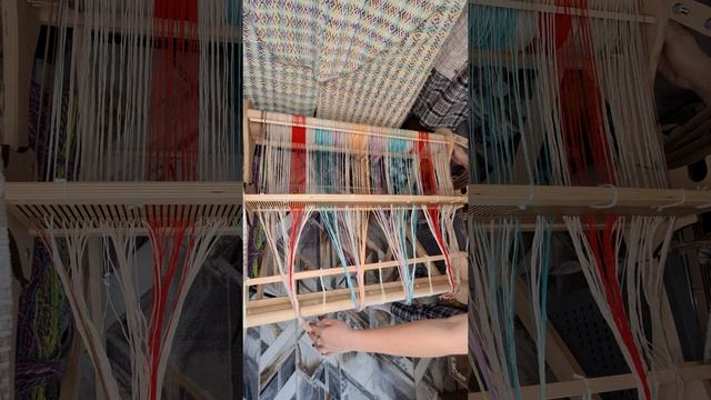 Видео 1 Как привязать основу к планке. Ткачество. Пошагово