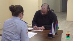 В Карелии полицейские вручили разрешение на временное проживание в России гражданину США