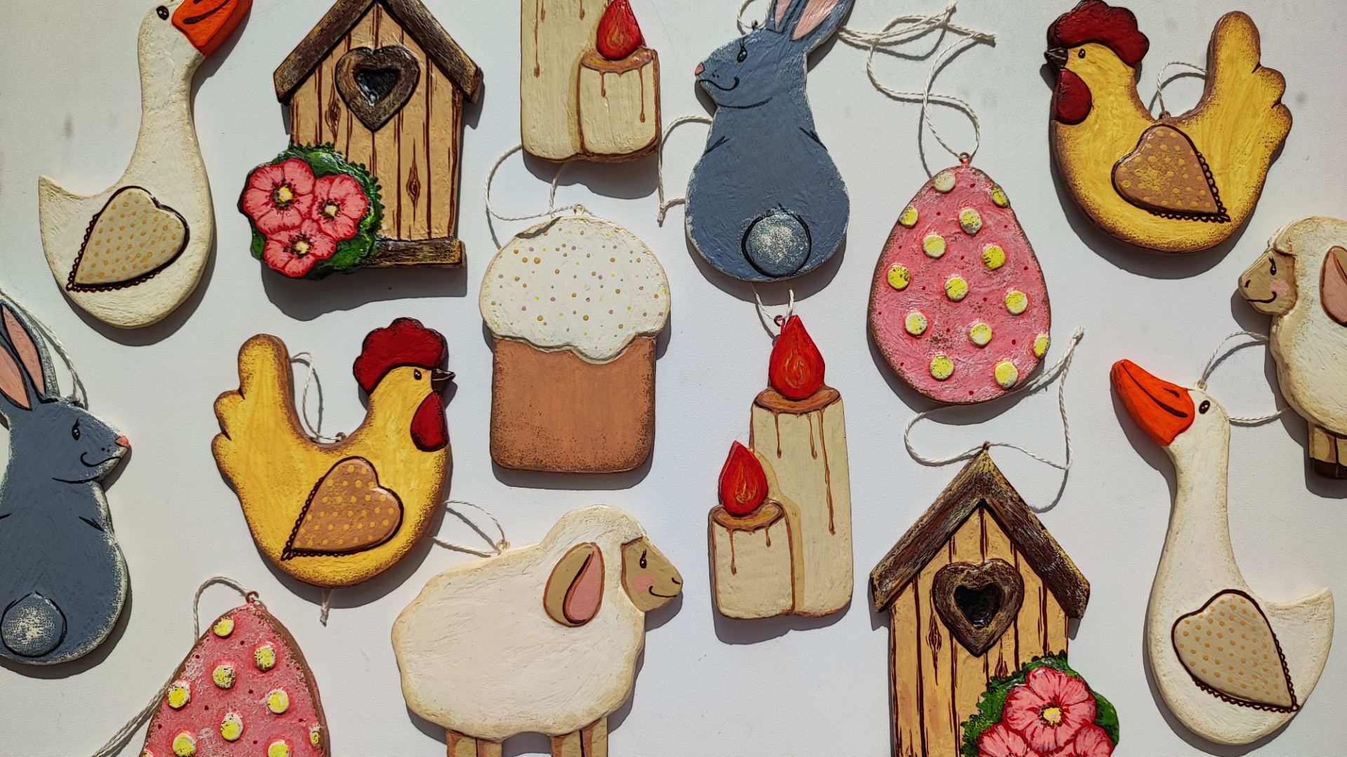 Нежный пасхальный декор: подвески из картона и шпатлевки