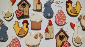 Нежный пасхальный декор: подвески из картона и шпатлевки