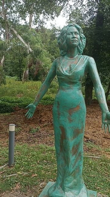 Скульптура Уитни Хьюстон в Парке Музыкантов в Шекветили (Грузия) 16.07.2025