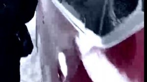 Люди из за снежных пробок добираются на работу пешком