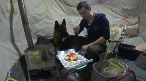 Нашли ЩУКУ и ПЛОТВУ! Но как их поймать? Зимняя рыбалка в палатке.