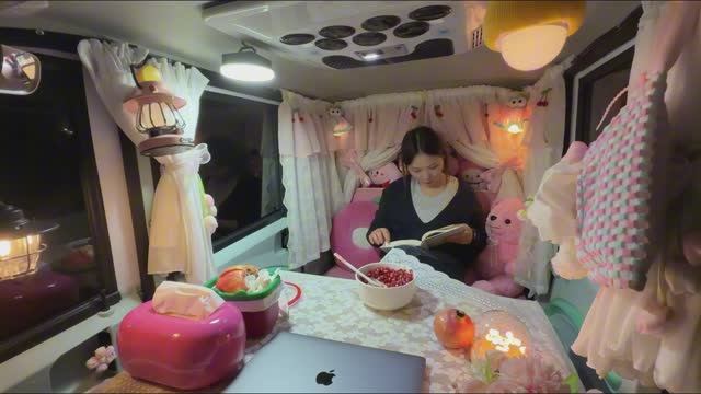 Розовый трёхколёсный мопед уникальный опыт кемпинга, которого вы раньше не видели