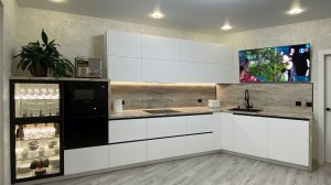 Смотрите обзор белоснежной кухни с трендовыми акцентами!