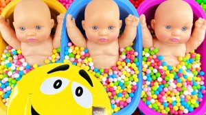 Мультики для детей. Маленькие куклы с яркими шариками в ванночках. Смотреть мультики для малышей.