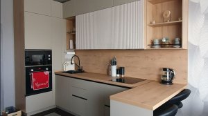 Современная кухня гостиная с барной стойкой в Мегионе