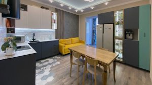 Стильная кухня-гостиная с яркими акцентами!