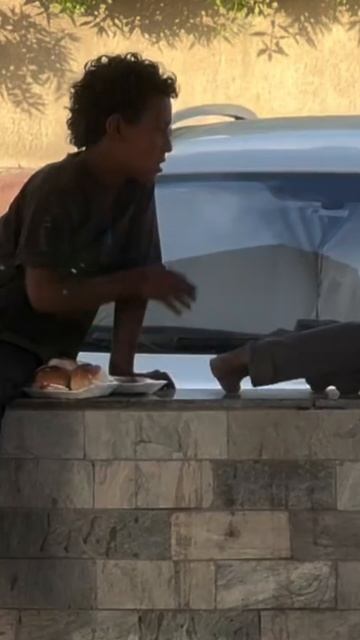 Часть 7.
Я пошёл менять деньги.
Сто долларов.
Мне выдали котлету из мелочи.
Толстую. Тяжёлую.
Теперь